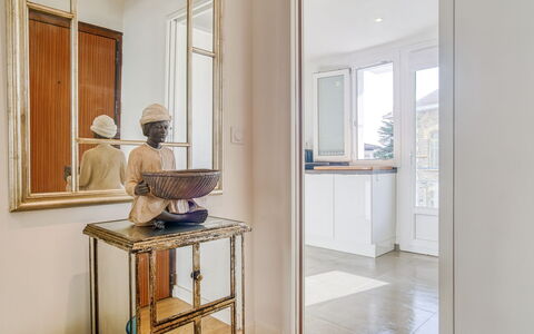 Océana: Proprietà, Mobilia, Finestra, Legna, Interior Design, Costruzione, Pavimento, Scaffalature, Proprietà Del Materiale