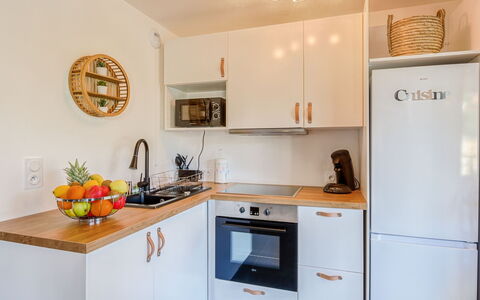Paesu Pimpan: Cabinetry, Proprietà, Controsoffitto, Lavello, Illuminazione, Cucina, Interior Design, Elettrodomestico, Giallo, Cucina Stufa