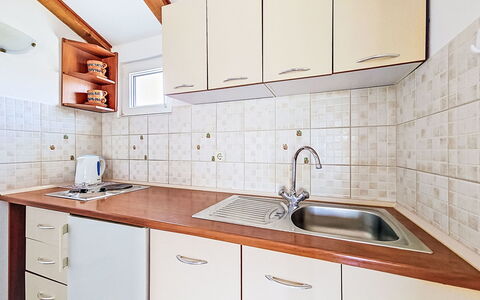 Tone: Cucina, Idraulico Fixture, Controsoffitto, Lavandino Della Cucina, Pavimentazione, Apparecchio Major, Lavello, Interior Design, Elettrodomestico Da Cucina, Rubinetto