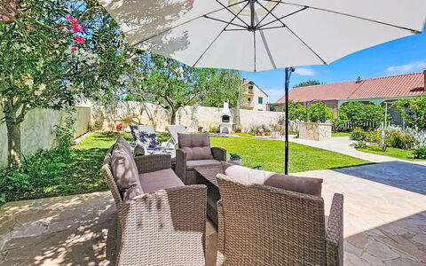 Tone: Ombrello, Mobili Da Esterno, Mobilia, Sedia, Shade, Giardino, Tavolo Esterno, Flagstone, Ricorrere