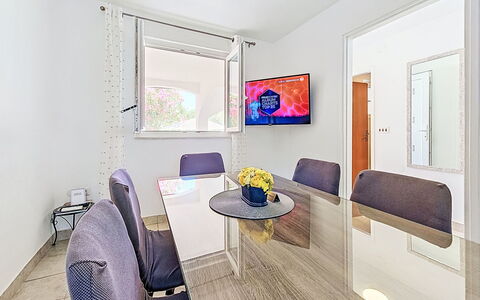 Tone: Interior Design, Mobilia, Pavimentazione, Pavimento, Divano, Appartamento, Casa, Soggiorno, Camera, Tavolo