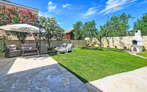 Tone: Giardino, Flagstone, Prato, Landscaping, Shade, Backyard, Cortile, Estate, Passerella, Cortile