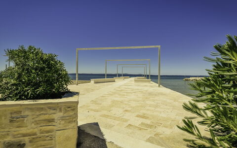 Tone: Acqua, Cielo, Nube, Risorse Idriche, Azzurro, Albero, Paesaggio Naturale, Spiaggia, Costiera E Morfologie Oceanic, Pianta