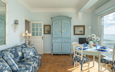 Riva Ligure 607: Mobilia, Cornice, Proprietà, Tavolo, Finestra, Blu, Costruzione, Azzurro, Legna, Sedia