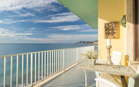 Riva Ligure 607: Cielo, Acqua, Nube, Giorno, Proprietà, Azzurro, Pianta, Legna, Shade, Recinzione