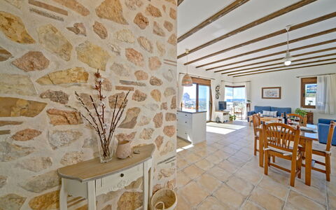 Anna: Mobilia, Proprietà, Tavolo, Legna, Interior Design, Architettura, Pavimentazione, Pavimento, Cornice, Sedia