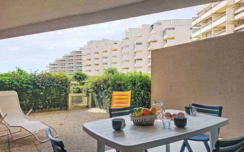 Canet-Plage 500: Mobilia, Appartamento, Mobili Da Esterno, Balcone, Shade, Condominio, Sedia, Tavolo Esterno, Eco Hotel, Ricorrere
