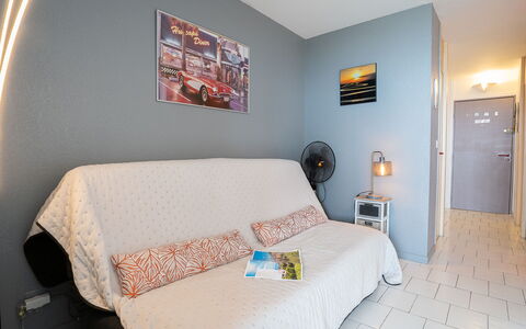 Canet-Plage 500: Proprietà, Mobilia, Comfort, Cornice, Legna, Interior Design, Architettura, Cuscino, Pavimento, Telaio Del Letto