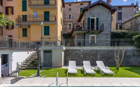 Varenna 642: Pianta, Proprietà, Costruzione, Cielo, Finestra, Nube, Azzurro, Urban Design, Acqua, Piscina