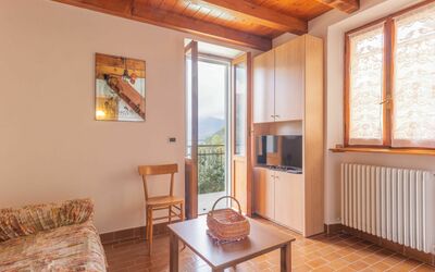 Casa Rina 642.1: Mobilia, Proprietà, Costruzione, Finestra, Tavolo, Legna, Interior Design, Illuminazione, Soggiorno, Pavimento