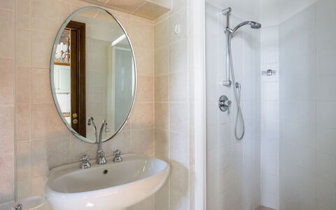 Castelfranco di Sopra 649: Specchio, Rubinetto, Idraulico Fixture, Lavello, Costruzione, Proprietà, Lavandino Del Bagno, Bagno, Illuminazione