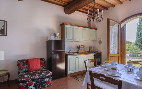 Castelfranco di Sopra 649: Mobilia, Tavolo, Cornice, Cabinetry, Legna, Interior Design, Tavola, Pavimento, Soggiorno, Pavimentazione