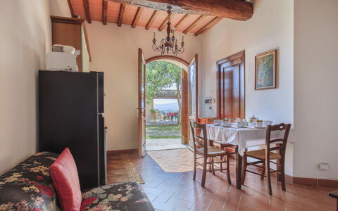 Castelfranco di Sopra 649: Tavolo, Proprietà, Mobilia, Costruzione, Legna, Interior Design, Finestra, Architettura, Sedia, Pavimento