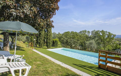 Castelfranco di Sopra 649: Cielo, Pianta, Acqua, Nube, Piscina, Shade, Albero, Mobili Da Esterno, Vegetazione, Lettino