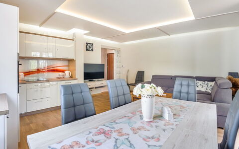 Rezydencja Park Rodzinna: Mobilia, Tavolo, Proprietà, Costruzione, Cabinetry, Comfort, Azzurro, Interior Design, Legna, Pavimentazione
