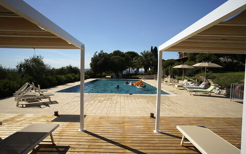 Campo Valerio: Cielo, Piscina, Shade, Acqua, Rettangolo, Mobili Da Esterno, Lettino, Tempo Libero, Legna, Tetto