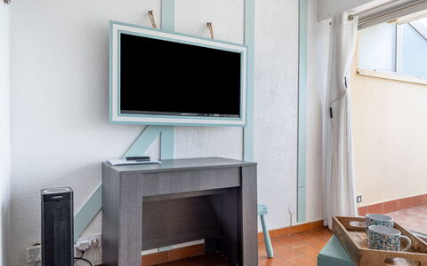 Les Jardins de la Plage: Mobilia, Costruzione, Tavolo, Scrivania Del Computer, Finestra, Televisione, Cabinetry, Legna, Interior Design
