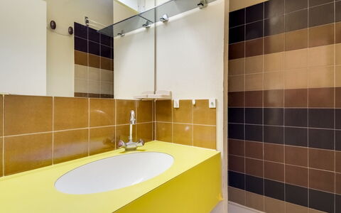 Les Jardins de la Plage: Bagno, Proprietà, Camera, Piastrella, Interior Design, Architettura, Giallo, Parete, Rubinetto, Costruzione
