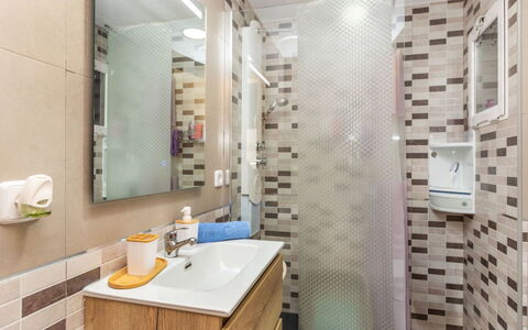 Cloud: Bagno, Interior Design, Idraulico Fixture, Pavimentazione, Pavimento, Lavandino Del Bagno, Gabinetto, Idraulico, Specchio, Lavello
