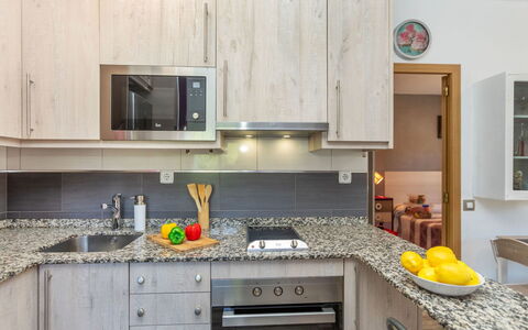 Cloud: Cucina, Elettrodomestico Da Cucina, Controsoffitto, Apparecchio Major, Mobilia, Interior Design, Cabinetry, Pavimentazione, Elettrodomestico, Cucina Stufa