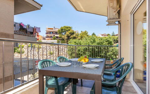Cloud: Balcone, Appartamento, Sedia, Shade, Cucina & Sala Da Pranzo Tavolo, Condominio, Mobili Da Esterno, Tavolo Esterno, Color Legno, Portico