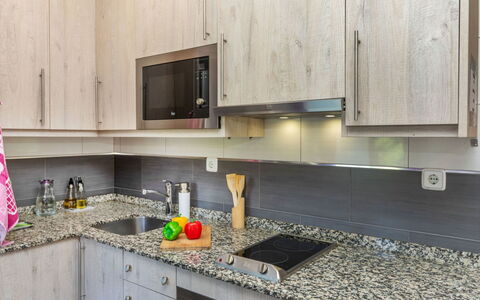 Cloud: Cucina, Elettrodomestico Da Cucina, Controsoffitto, Apparecchio Major, Cabinetry, Pavimentazione, Interior Design, Elettrodomestico, Mobilia, Cucina Stufa
