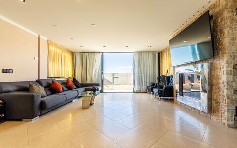 Masia Blanca: Proprietà, Mobilia, Divano, Costruzione, Legna, Soggiorno, Interior Design, Pavimentazione, Pavimento, Comfort