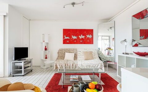Soleil Bleu: Proprietà, Mobilia, Divano, Cornice, Comfort, Arancia, Interior Design, Decorazione, Pavimento