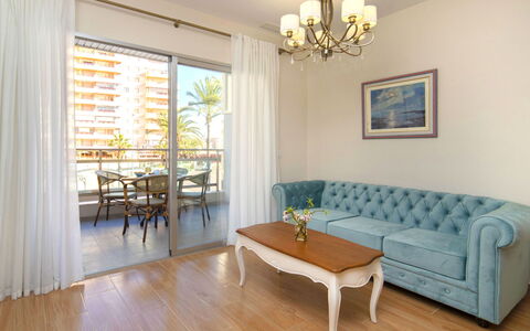 Calpe Calp 478: Tavolo, Mobilia, Divano, Legna, Illuminazione, Interior Design, Soggiorno, Finestra, Divano Letto, Costruzione
