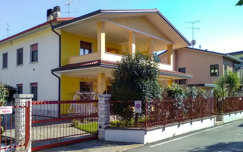 Bonatti: Pianta, Cielo, Costruzione, Finestra, Casa, Quartiere, Zona Residenziale, Recinzione, Porta