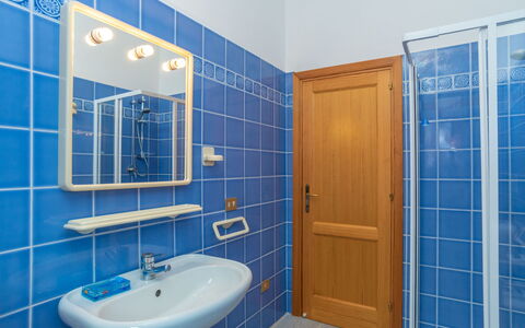 Turriga: Idraulico Fixture, Specchio, Rubinetto, Lavello, Costruzione, Lavandino Del Bagno, Bagno, Blu, Viola, Azzurro