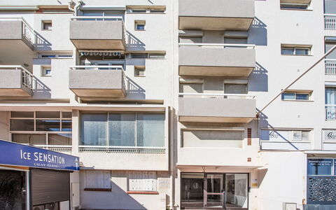 Ajoupa: Appartamento, Balcone, Sedia, Shade, Mobili Da Esterno, Illuminazione Diurna, Alluminio
