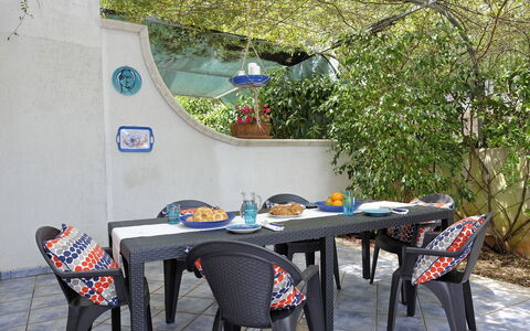 Villa Marlene: Tavolo, Mobilia, Pianta, Foglia, Finestra, Tavolo Esterno, Mobili Da Esterno, Shade, Albero, Costruzione