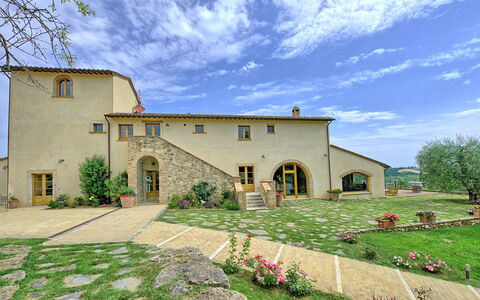 Villa Le Buche: Nube, Pianta, Cielo, Costruzione, Proprietà, Finestra, Albero, Porta, Casa, Lotto