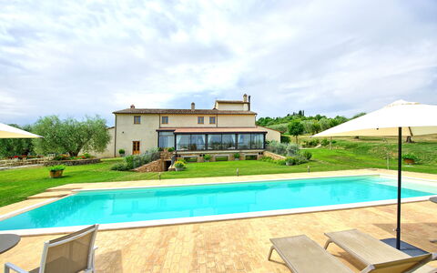 Villa Le Buche: Nube, Acqua, Pianta, Cielo, Proprietà, Piscina, Azzurro, Rettangolo, Albero, Costruzione