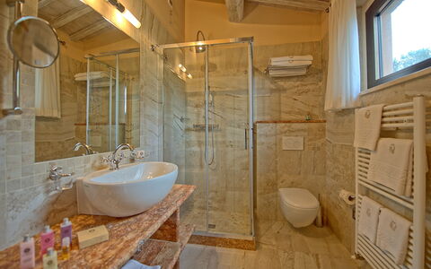 Villa Le Buche: Rubinetto, Idraulico Fixture, Specchio, Lavello, Bagno, Vasca Da Bagno, Lavandino Del Bagno, Interior Design, Architettura