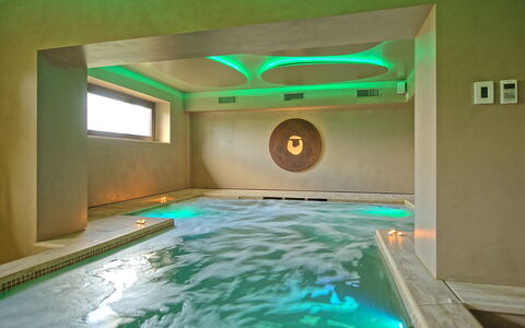 Villa Le Buche: Acqua, Costruzione, Piscina, Verde, Illuminazione, Interior Design, Pavimentazione, Tempo Libero, Pavimento
