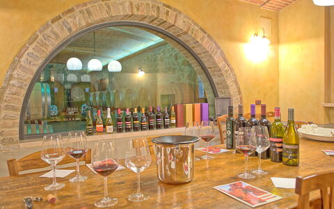 Villa Le Buche: Tavolo, Bicchieri, Bottiglia, Tavola, Mobilia, Stemware, Vino, Barware, Bottiglia Di Vetro