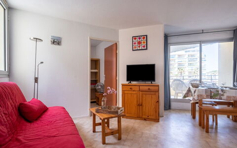 Canet-Plage 650: Mobilia, Proprietà, Tavolo, Cornice, Finestra, Cabinetry, Costruzione, Legna, Pianta Della Casa, Sedia