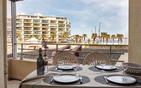 Canet-Plage 650: Tavolo, Cielo, Tavola, Mobilia, Proprietà, Costruzione, Sedia, Finestra, Dishware, Nube