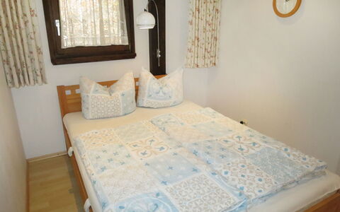 Fliederweg: Mobilia, Proprietà, Finestra, Costruzione, Azzurro, Letto, Tessile, Comfort, Legna