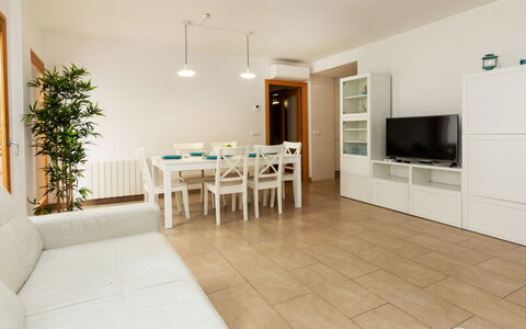 Blue Tossa: Proprietà, Mobilia, Pianta, Costruzione, Pianta Della Casa, Tavolo, Legna, Interior Design, Sedia, Pavimento