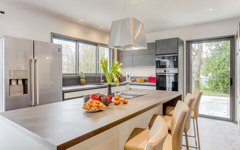 L'Allée Couverte: Cabinetry, Tavolo, Controsoffitto, Mobilia, Proprietà, Finestra, Sedia, Cucina Stufa, Legna, Elettrodomestico Da Cucina