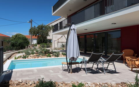 Trogir Vranjica 601: Pianta, Mobilia, Piscina, Shade, Sedia, Cielo, Costruzione, Mobili Da Esterno, Interior Design, Acqua