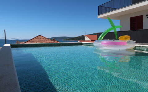 Trogir Vranjica 601: Acqua, Cielo, Costruzione, Azzurro, Piscina, Corpo D'Acqua, Casa, Tempo Libero, Aqua, Resort Citta '