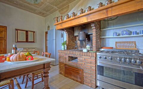 Villa Sorbaiano: Proprietà, Mobilia, Costruzione, Cabinetry, Cornice, Tavolo, Legna, Interior Design, Controsoffitto, Cucina