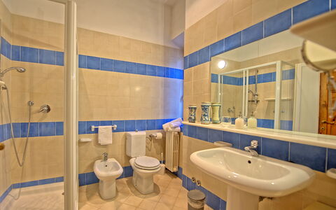Villa Sorbaiano: Specchio, Idraulico Fixture, Rubinetto, Lavello, Lavandino Del Bagno, Bagno, Viola, Interior Design, Architettura, Costruzione