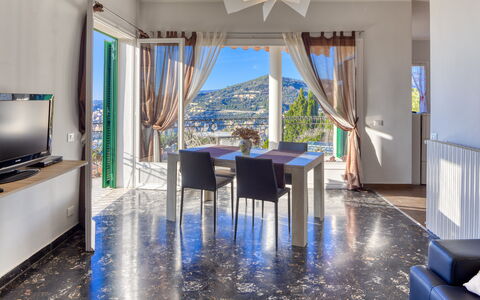 Casa Matilde - Villa Alle Cascine, Imperia: Proprietà, Tavolo, Blu, Costruzione, Azzurro, Finestra, Legna, Interior Design, Soggiorno, Pianta
