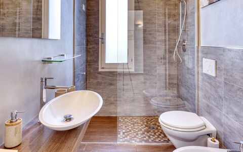 Casa Matilde - Villa Alle Cascine, Imperia: Idraulico Fixture, Rubinetto, Proprietà, Lavello, Costruzione, Viola, Bagno, Lavandino Del Bagno, Specchio