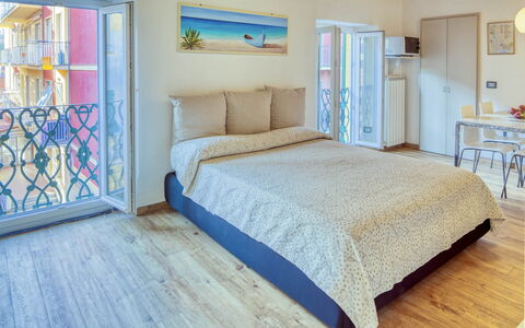 Studio Fede - Levanto: Mobilia, Proprietà, Blu, Comfort, Azzurro, Cuscino, Tessile, Legna, Finestra, Telaio Del Letto
